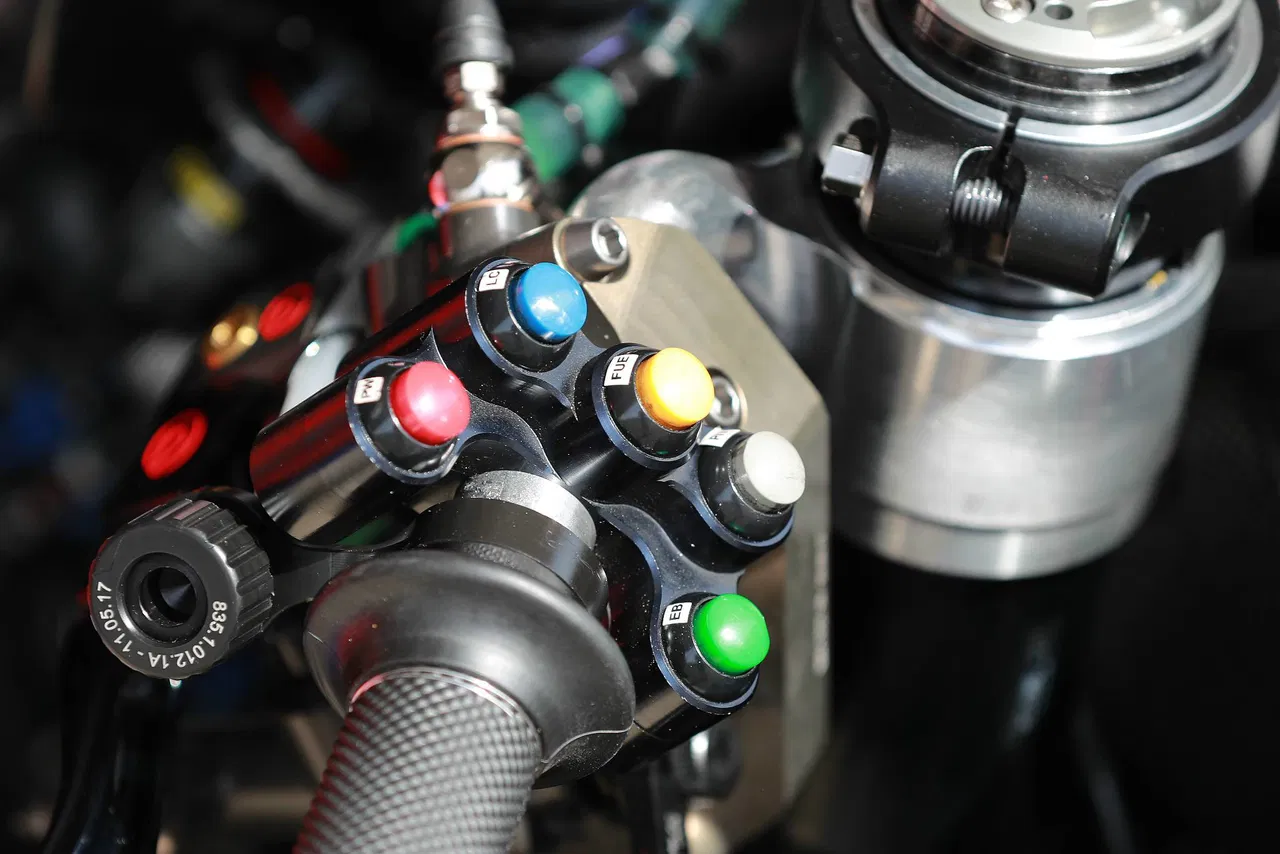 Mapping Mesin Balap Strategi Mode Mesin MotoGP dan F1