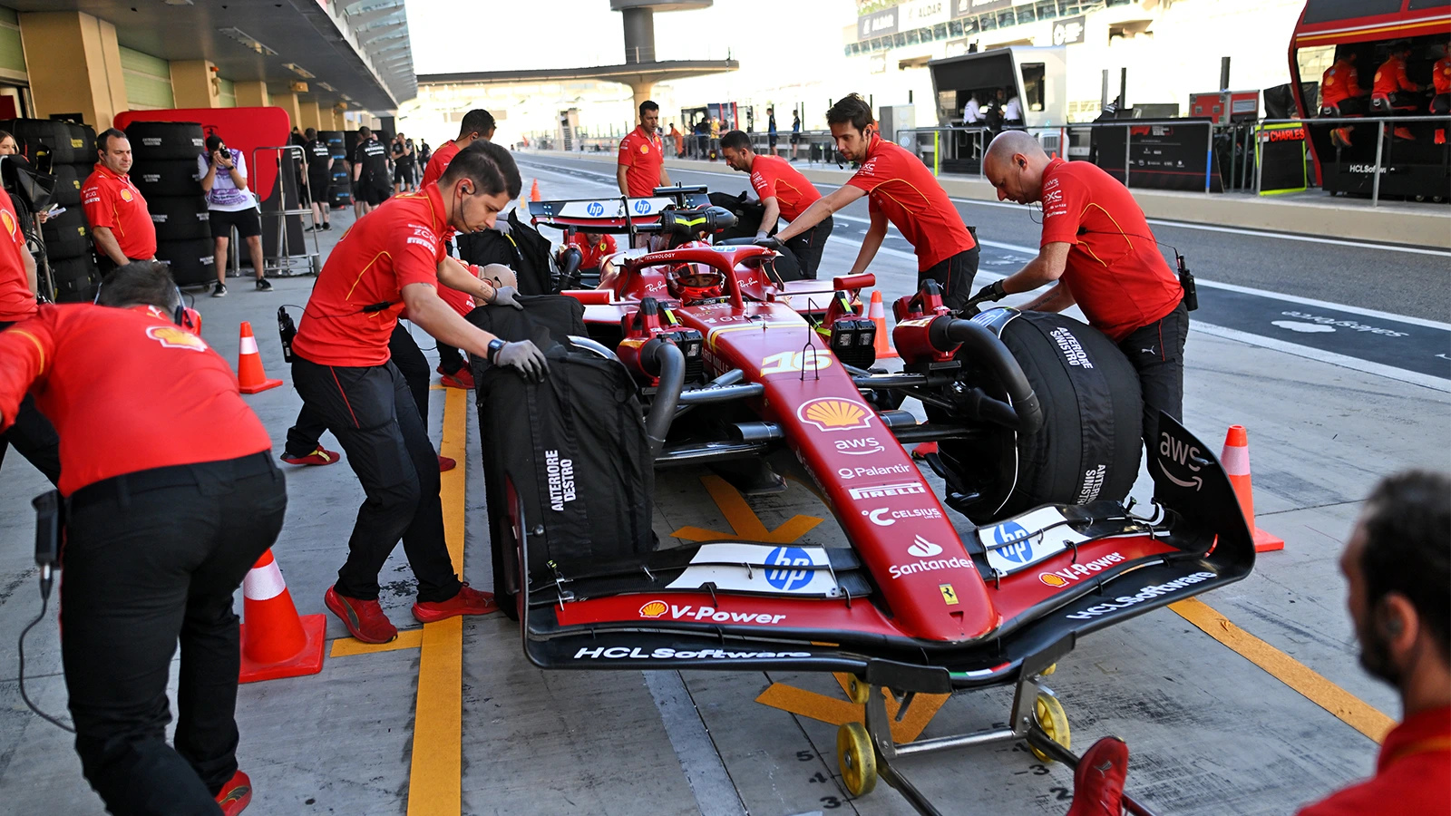 Pit Crew Balap 2025 Strategi dan Kecepatan di MotoGP dan F1