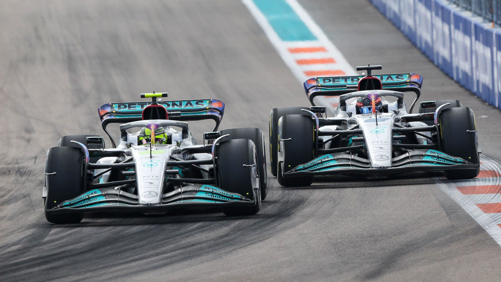 Perbandingan performa Hamilton vs Russell F1 2025