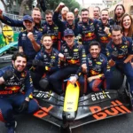 Mobil Red Bull RB21 memimpin di tikungan GP Hungaroring 2025