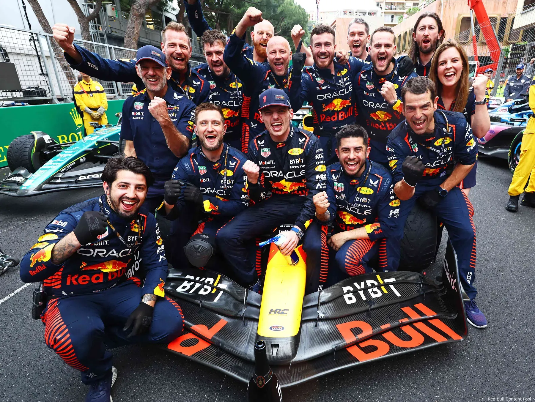 Mobil Red Bull RB21 memimpin di tikungan GP Hungaroring 2025