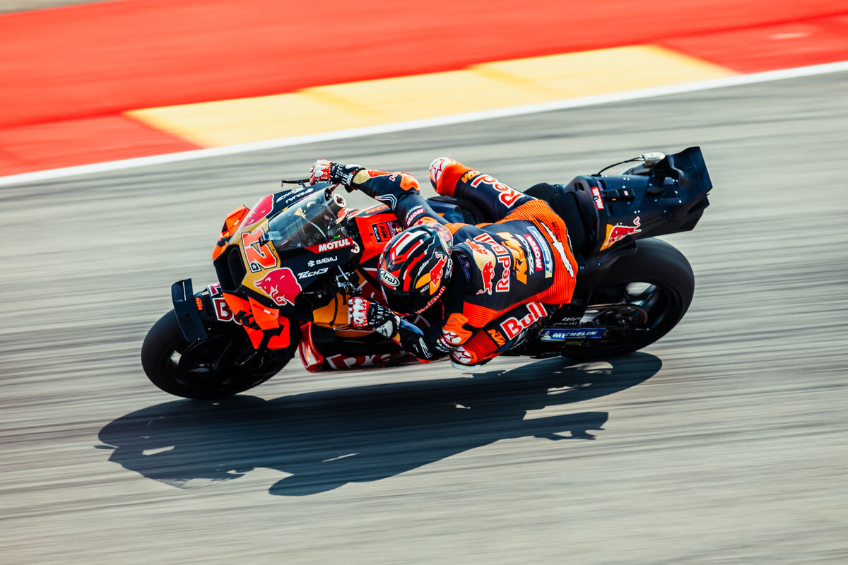 Duel Aprilia dan KTM di tikungan GP MotoGP 2025