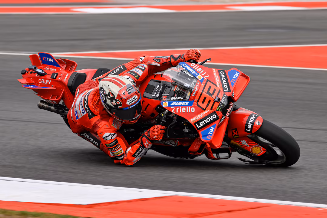 Marc Marquez melakukan aksi overtake di MotoGP 2025