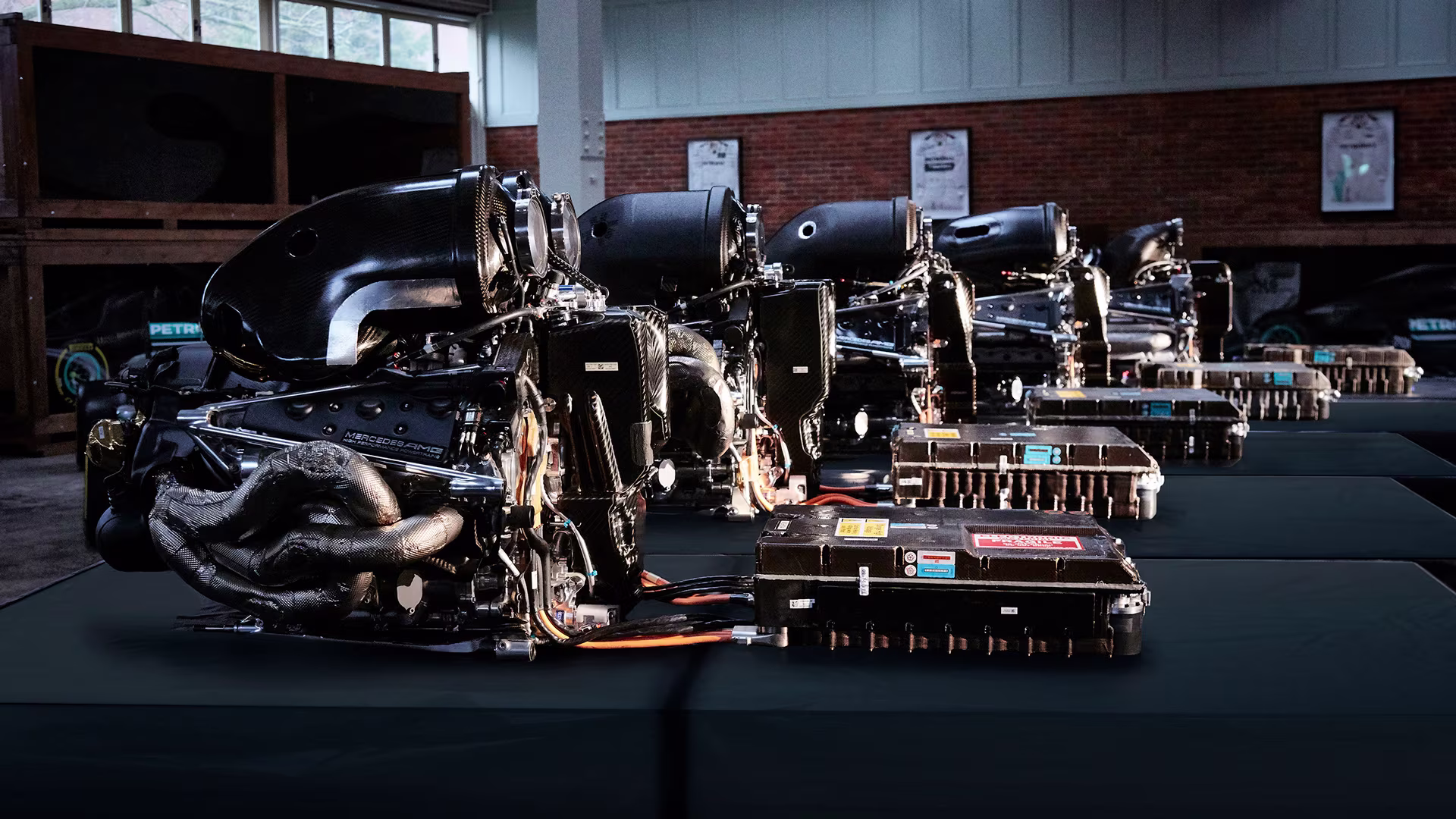 Mesin Power Unit F1 2025 milik Red Bull dan Mercedes di paddock