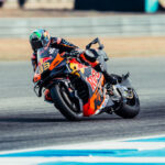 Pembalap MotoGP 2025 melakukan start berjejer dari grid utama