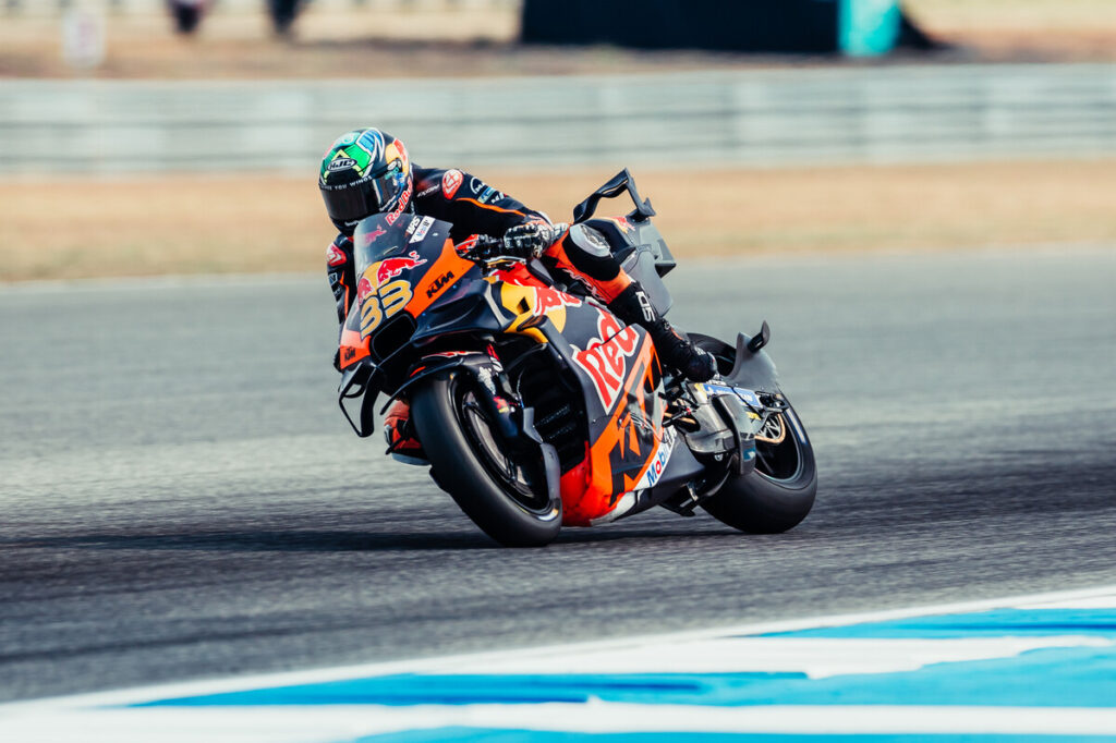 Pembalap MotoGP 2025 melakukan start berjejer dari grid utama