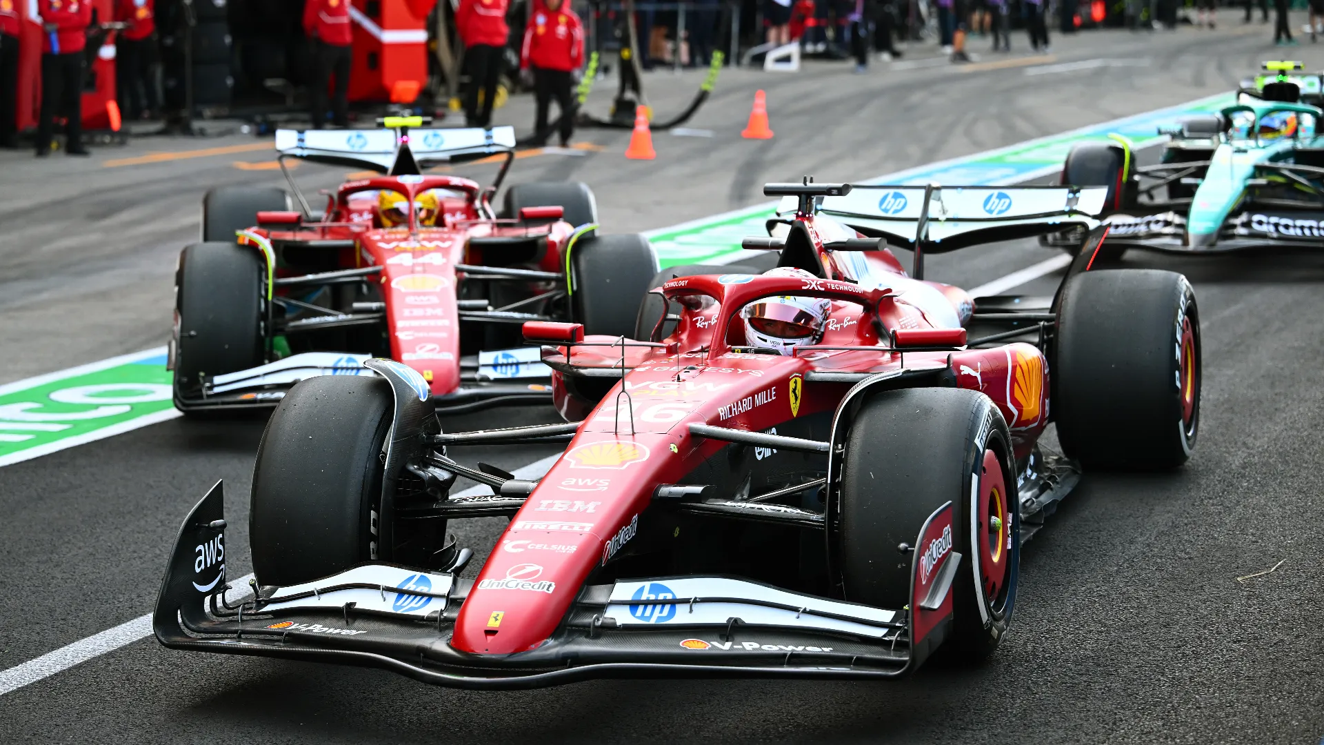 Charles Leclerc dan Lewis Hamilton berdampingan di paddock Ferrari F1 2025