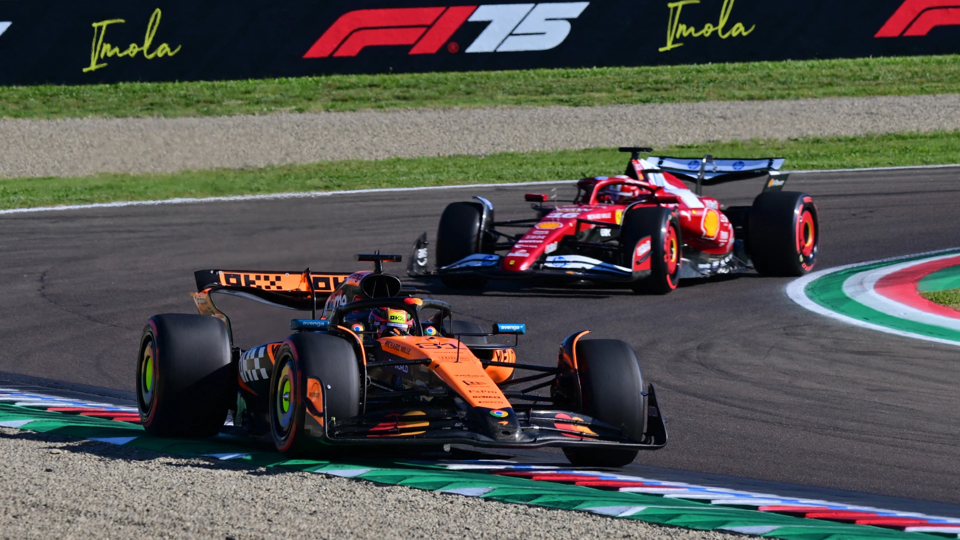 Duel mobil Ferrari dan McLaren F1 2025 di tikungan Silverstone