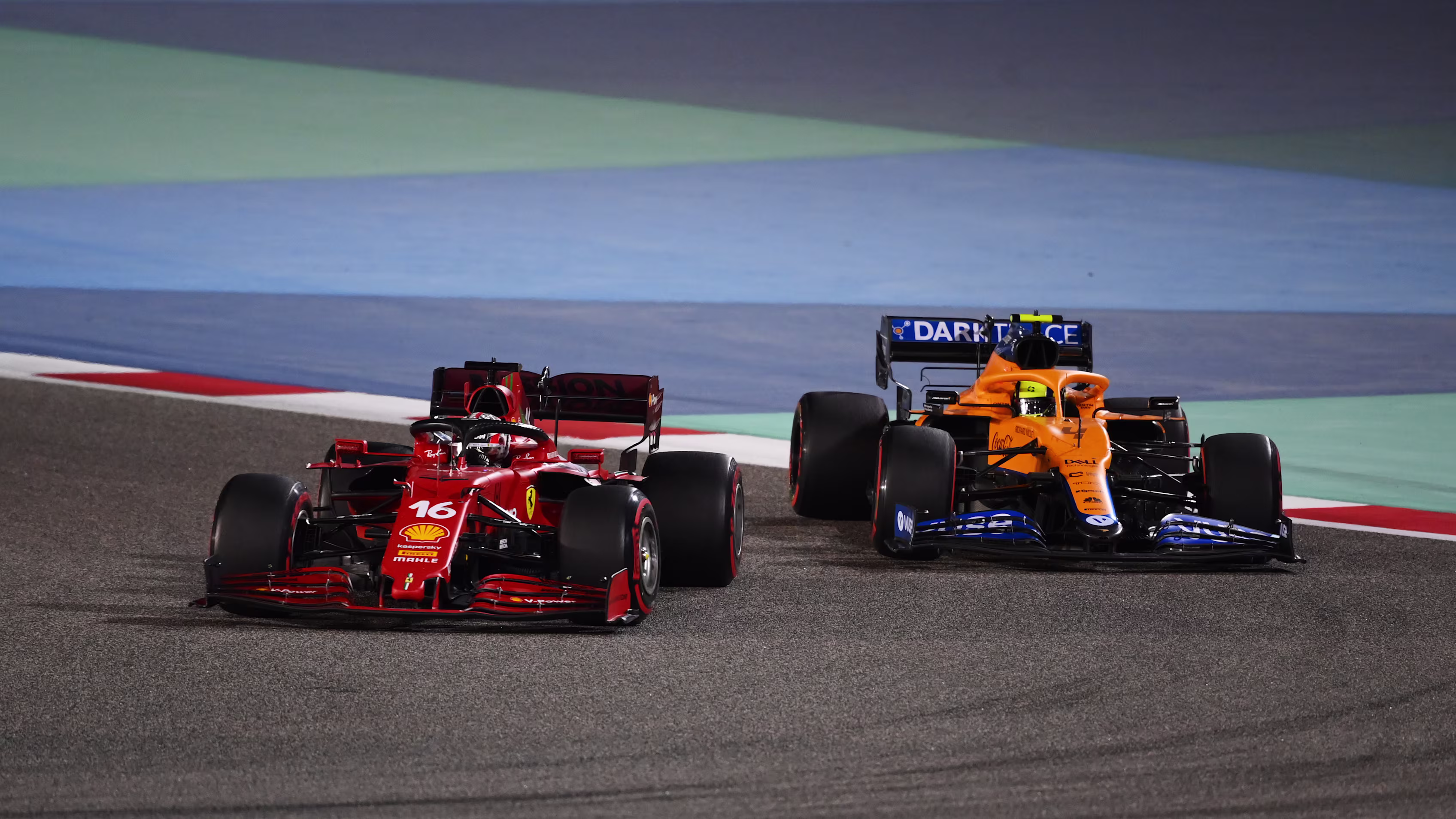 McLaren dan Ferrari bersaing di tikungan GP Hungaroring 2025