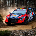 ilustrasi mobil rally 2025 melaju di lintasan tanah dengan desain aerodinamika modern