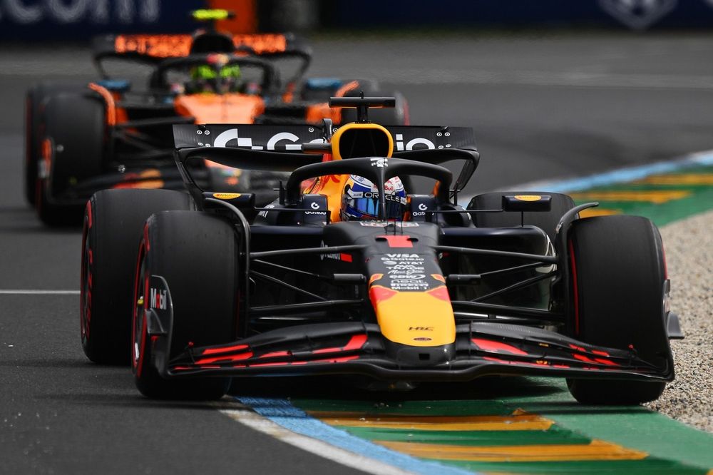 Red Bull dan McLaren F1 2025 saling beradu di tikungan cepat sirkuit
