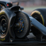 Close-up sistem rem karbon mobil F1 2025 dengan brake duct terbuka
