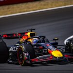 Mobil Red Bull RB21 F1 2025 melaju cepat di trek panas dengan McLaren di belakangnya