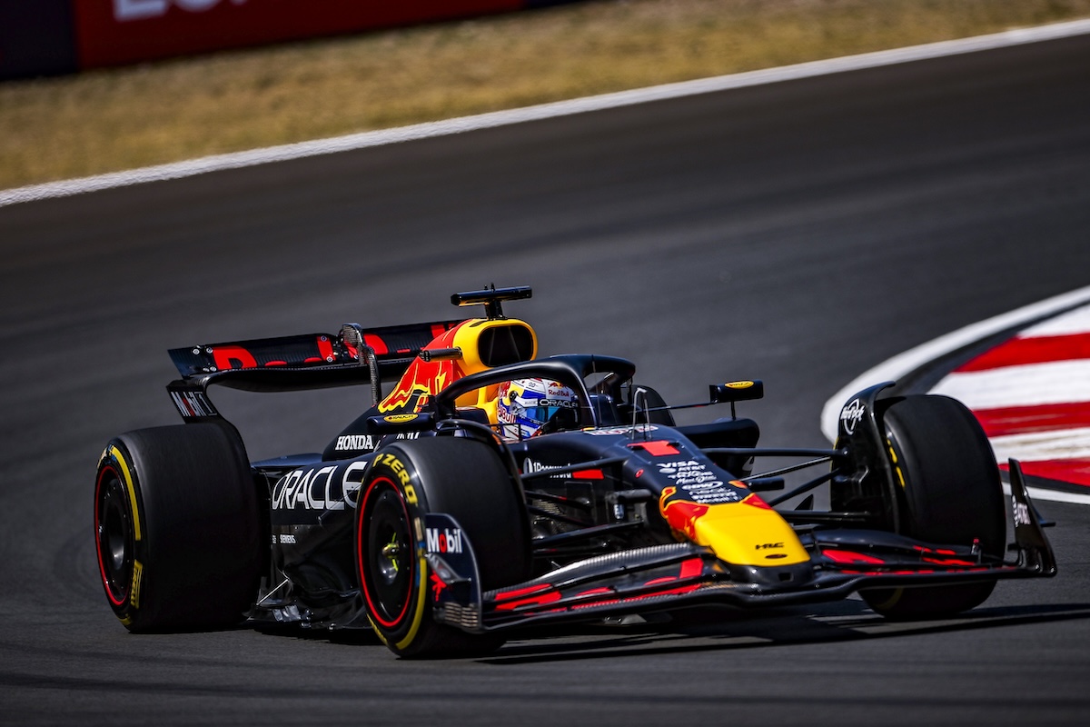 Mobil Red Bull RB21 F1 2025 melaju cepat di trek panas dengan McLaren di belakangnya