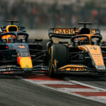 Max Verstappen dan Lando Norris berduel di tikungan cepat F1 2025 dengan mobil Red Bull dan McLaren