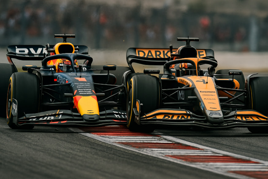 Max Verstappen dan Lando Norris berduel di tikungan cepat F1 2025 dengan mobil Red Bull dan McLaren