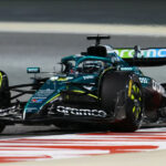 Mobil Aston Martin AMR25 melaju di tikungan cepat GP Hungaroring 2025