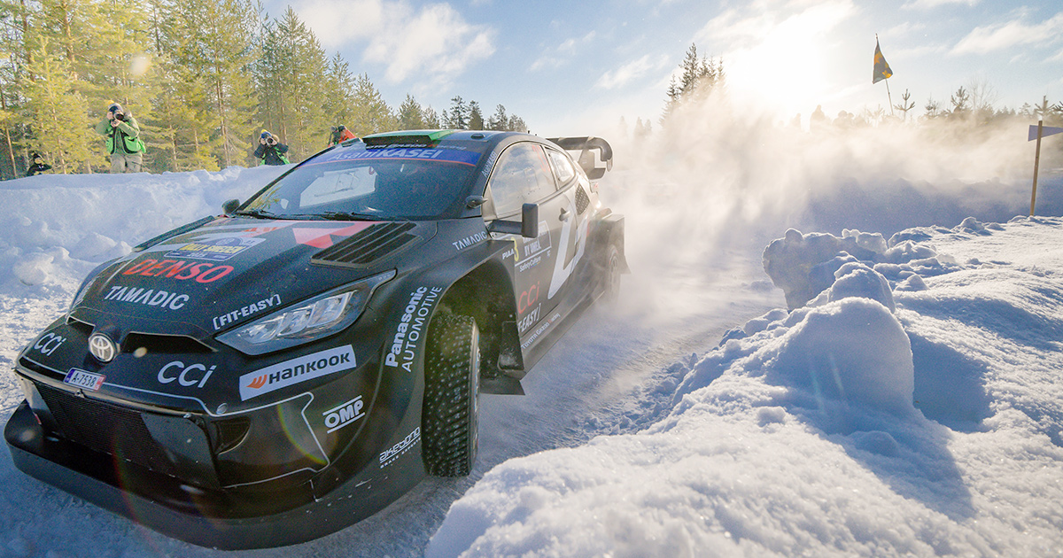 mobil WRC 2025 melaju di salju tebal dengan ban paku di Rally Sweden
