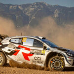 mobil WRC 2025 melaju di kerikil panas pegunungan Yunani