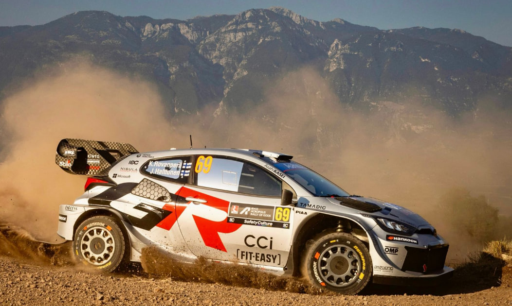 mobil WRC 2025 melaju di kerikil panas pegunungan Yunani