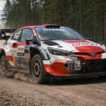 mobil Rally1 Hybrid WRC melaju di lintasan gravel dengan teknologi modern