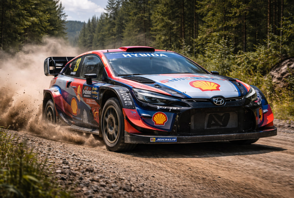 mobil WRC 2025 melaju cepat di lintasan gravel Rally Chile dengan hutan lebat