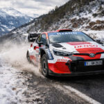 mobil WRC 2025 melaju cepat di lintasan gravel Rally Chile dengan hutan lebat