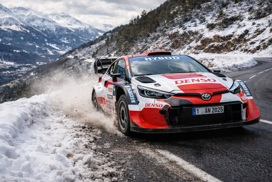 mobil WRC 2025 melaju cepat di lintasan gravel Rally Chile dengan hutan lebat