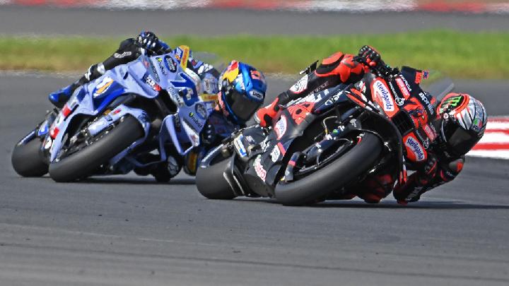 pembalap MotoGP 2026 menikung tajam di sirkuit dengan motor prototipe