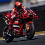 Ilustrasi motor MotoGP 2026 dengan winglet aerodinamika modern di sirkuit, landscape, tanpa kata-kata