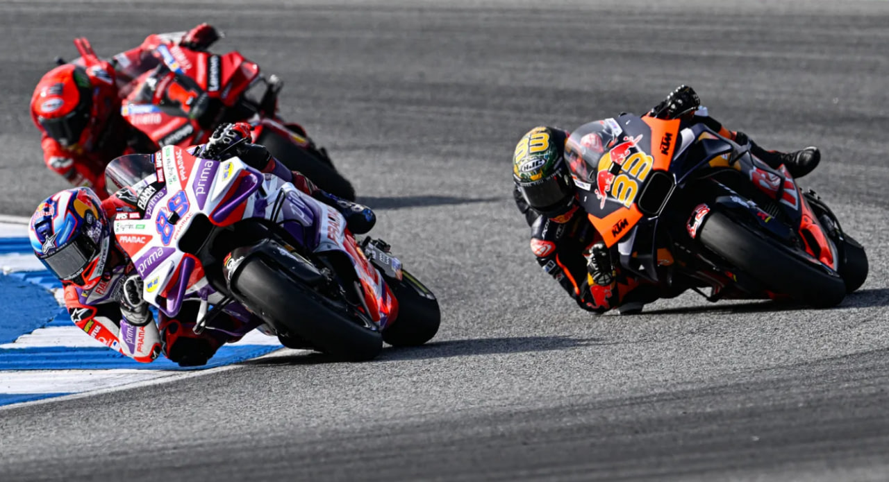 motor MotoGP 2026 bertarung ketat di tikungan sirkuit modern