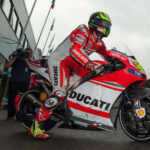 Tim MotoGP 2026 melakukan setup motor di pit sebelum balapan dimulai