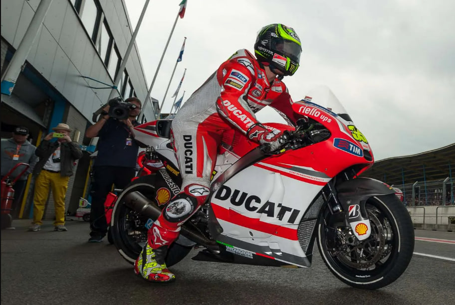 Tim MotoGP 2026 melakukan setup motor di pit sebelum balapan dimulai