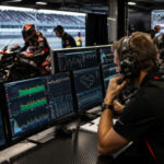 Telemetri MotoGP 2026 menampilkan data performa motor di pit garage selama sesi balapan.