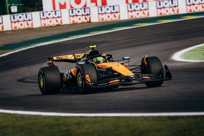 Mobil Formula 1 2025 dengan teknologi aerodinamika terbaru melaju di tikungan sirkuit